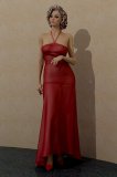 一身红裙的卷发美女模型的图片1