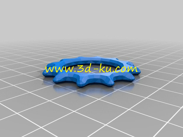 一个时钟与周围的微小模型的图片3