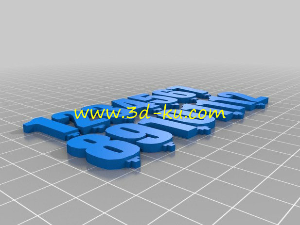 一个时钟与周围的微小模型的图片4