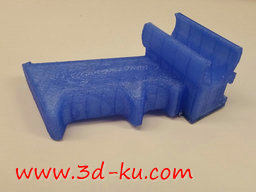 3D打印模型带有25mm手电筒架的Nerf手枪握把的图片