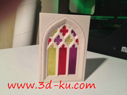 3D打印模型彩色玻璃图案的哥特式大教堂窗的图片