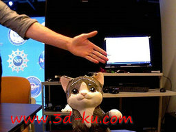 3D打印模型正冲你打招呼的小猫的图片
