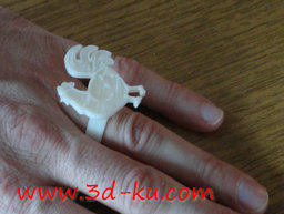 3D打印模型公鸡造型的戒指的图片