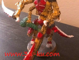 3D打印模型手持双刀的异形虫王的图片