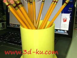 3D打印模型黄色的铅笔筒的图片
