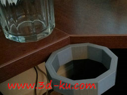 3D打印模型台桌上的玻璃杯架子的图片