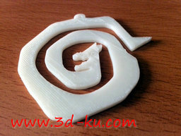 3D打印模型盘起来的龙蛇的图片