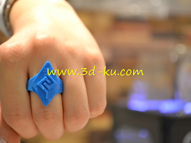 一款三角形环可戴在手模型的图片1