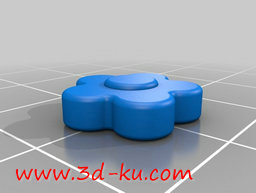 3D打印模型有花卉，兔子头和心的戒指的图片