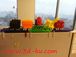 3D打印模型列车的间隔轨道的图片