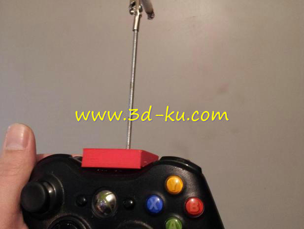 紧张地操作游戏柄玩游模型的图片1
