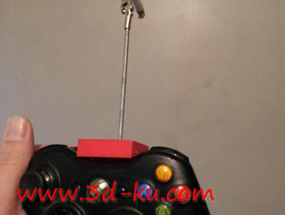 3D打印模型紧张地操作游戏柄玩游的图片