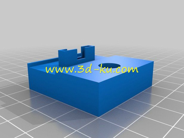 紧张地操作游戏柄玩游模型的图片2