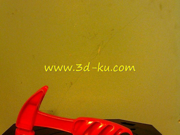 红色玩具锤子模型的图片1
