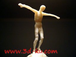 3D打印模型一位男子张开双臂站立的图片