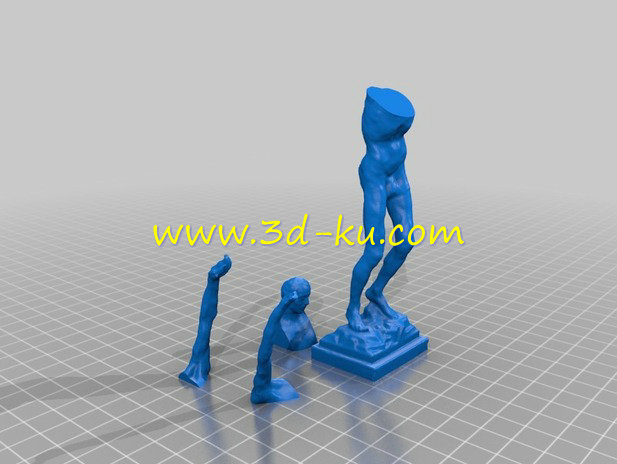 一位男子张开双臂站立模型的图片2