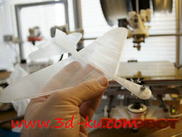 3D打印模型一体简易滑翔机的图片