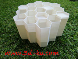 3D打印模型有蜂窝形状和方孔形状的图片