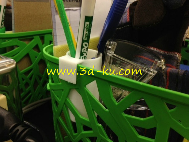 一个小的笔筒，可以挂模型的图片1