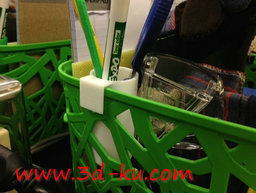 3D打印模型一个小的笔筒，可以挂的图片