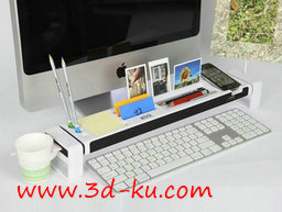 3D打印模型排放在电脑前的装饰台的图片