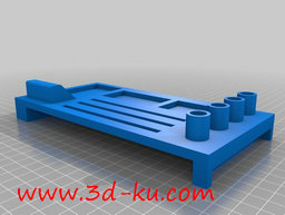 3D打印模型排放在电脑前的装饰台的图片
