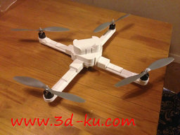 3D打印模型四角飞行器的主构架制成的飞行器的图片