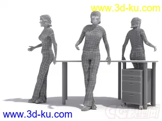 摆好姿势的女模型的图片