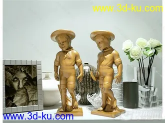 两个小孩像摆设模型的图片